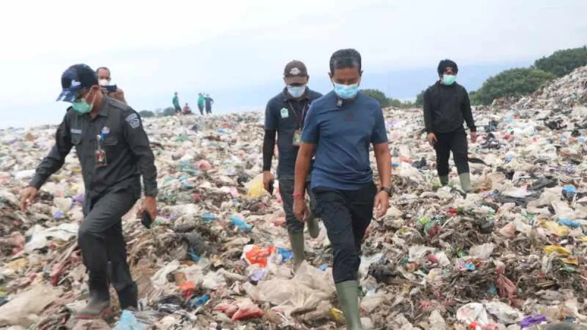 MASIH CAMPUR ADUK : Kondisi &nbsp;TPA Bengkala yang sampahnya semakin menumpuk. (foto: pemkab buleleng)