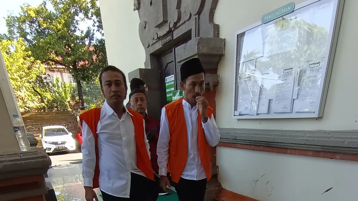 MENERIMA: Terdakwa Dwi Hendra Setiyo Budi dan Hanafi usai menjalani sidang di PN Denpasar. 