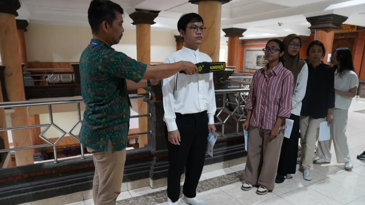 Panitia UTBK SNBT Pusat Universitas Udayana memeriksa peserta sebelum memasuki ruang ujian. Selain mencocokkan hologram di kartu ujian dan identitas peserta, panitia juga mencegah praktik perjokian dan kecurangan dengan pemeriksaan metal detector.  