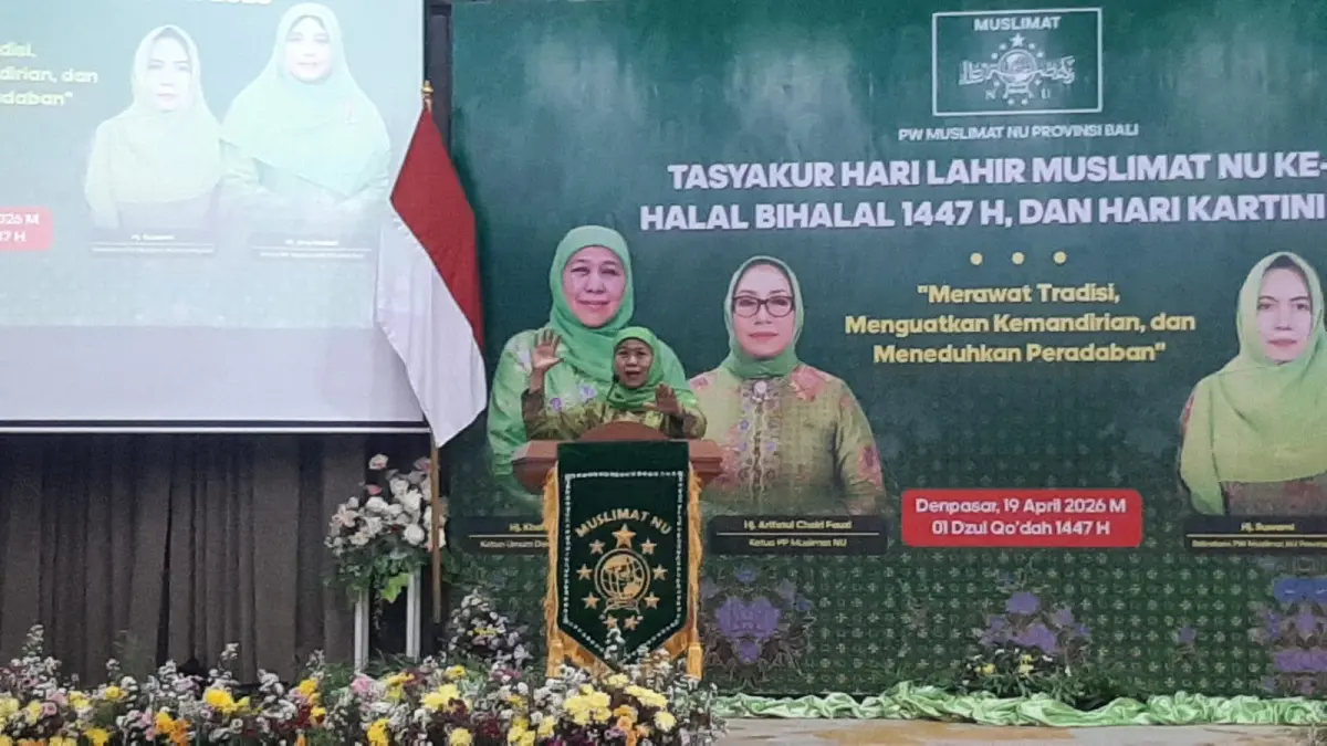 POTENSI BESAR: Ketua Umum PP Muslimat NU Khofifah Indar Parawansa saat berpidato dihadapan ratusan muslimat NU Bali di hotel Grand Santhi Denpasar, Ahad 19 April 2026. (M. RIDWAN/radarbali.id)