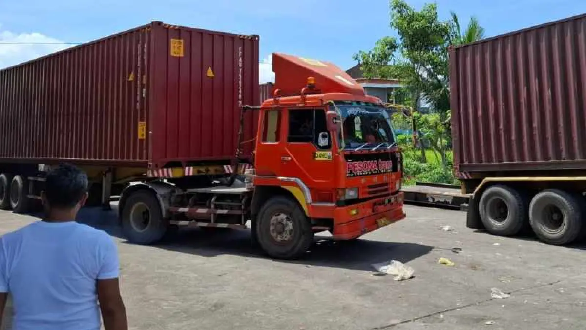SEGERA BERFUNGSI :Mesin pengolahan sampah sistem pyrolysis yang diangkut dengan 7 truk kontainer akhirnya tiba di Tempat Olah Sampah Setempat (TOSS) Center, Desa Kusamba, Dawan, Klungkung. (dewa ayu pitri arisanti)