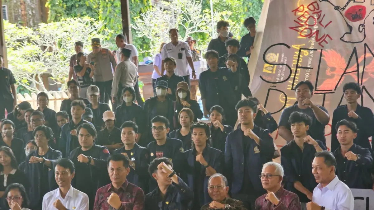 TUNTUTAN: Badan Eksekutif Mahasiswa (BEM) Universitas Udayana menggelar aksi dan dialog terbuka di Wantilan DPRD Bali Rabu (22/4/2026). (NI KADEK NOVI FEBRIANI/radarbali.id)