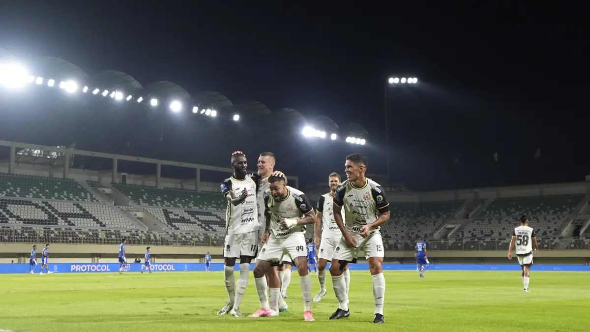 Allano dan kawan-kawannya merayakan gol Persija ke gawang PSIM Yogyakarta. Persija masih mengandakan gol dari tendangan bebas dan penalti untuk menang maupun memaksakan hasil imbang dalam beberapa pertandingan terakhir. 