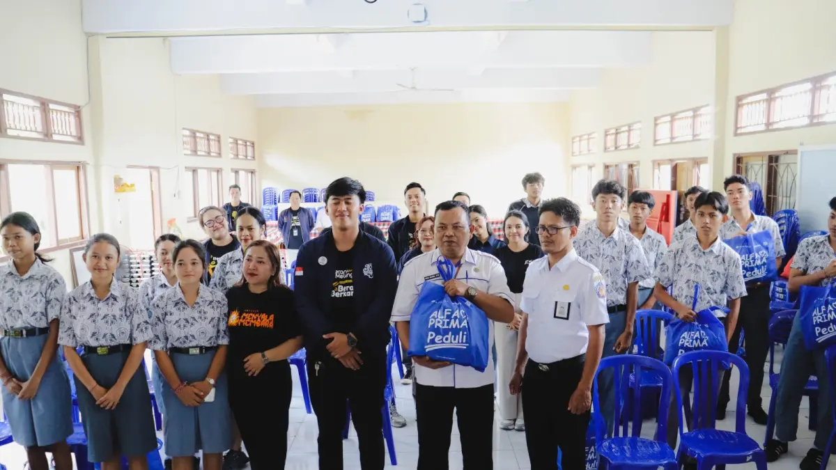 Alumni Kampus Alfa Prima menyalurkan bantuan pangan kepada korban banjir di wilayah Banjar, Buleleng, pada Rabu, 22 April 2026.