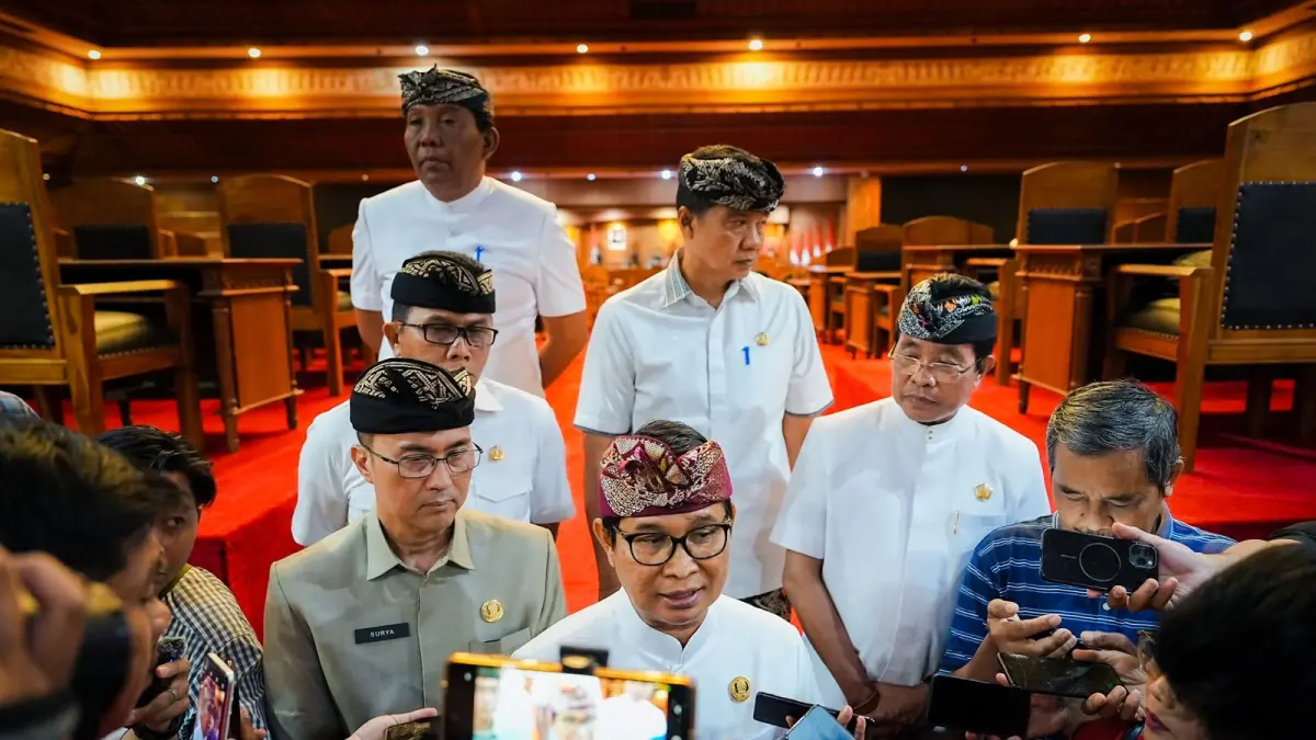 Bupati Wayan Adi Arnawa usai Rapat Paripurna Masa Persidangan Ketiga di Ruang Sidang Utama Gosana, Sekretariat DPRD Badung, Kamis (23/4).