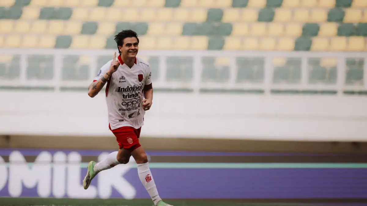 Diego Campos merayakan gol ketiganya untuk Bali United di kandang Persita Tangerang. 