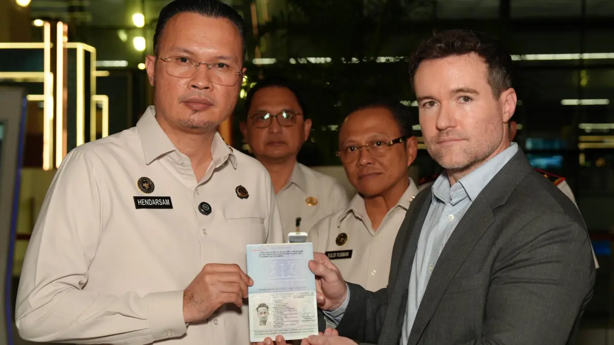 DISERAHKAN : Penyerahan pelaku ke  perwakilan Amerika Serikat saat saat dideportasi. (ist) 
