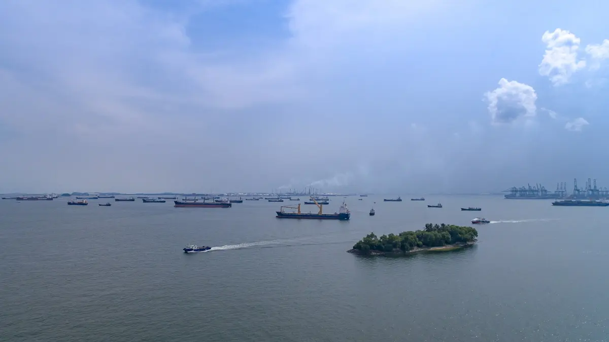 Kapal Kargo melintasi Selat Malaka yang dimiliki bersama oleh Indonesia, Malaysia, Singapura, dan Thailand. 