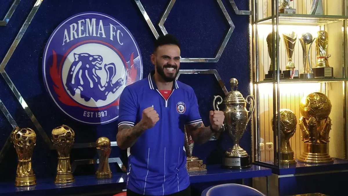 Kiper Arema FC Lucas Frigeri optimistis menggagalkan ambisi Persib mencetak 100 poin di laga Persib vs Arema FC malam ini. Kiper asal Brasil ini mencetak dua clean sheet saat melawan Persita Tangerang dan Persis Solo. 