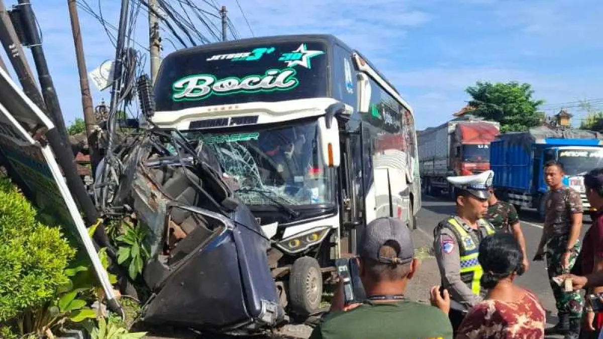 NAHAS DI PERJALANAN: Bus ini kecelakaan di Jalur Denpasar–Gilimanuk, tepatnya di Banjar Munduk, Desa Pohsanten, Kecamatan Mendoyo, Jembrana. (Polsek Mendoyo)