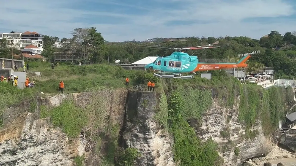 Operasi penyelamatan dua turis Rusia yang terjebak di tebing Pantai Cemongkak, Uluwatu, Kuta Selatan. (Foto; Kantor Pencarian dan Penyelamatan Kelas A Denpasar)