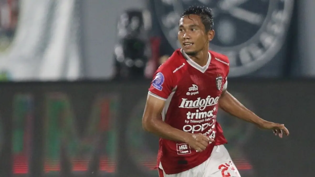 OPTIMISTIS : Kapten Bali United FC, Ricky Fajrin Saputra optimistis dengan tren positif usai menang melawan Persita. (Miftahuddin/Radar Bali)