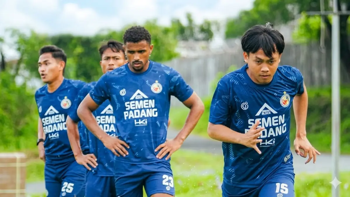 Pemain Semen Padang berlatih menjelang pekan-pekan krusial Super League 2025-2026. Kabau Sirah terancam turun kasta karena menempati peringkat 17 klasemen sementara. 