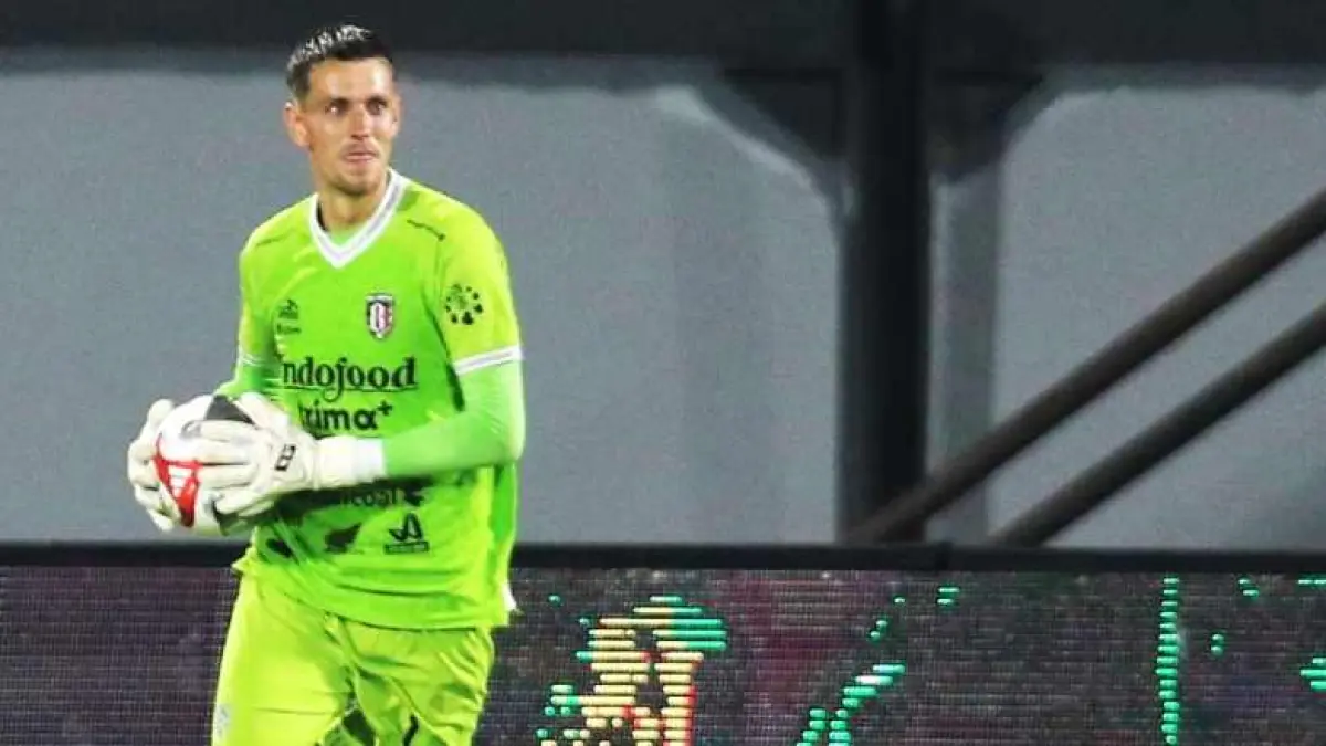SENANG TREN POSITIF :&nbsp;Penjaga gawang utama Bali United, Mike Hauptmeijer siap menjamu PSM Makassar. (miftahuddin /radar bali)