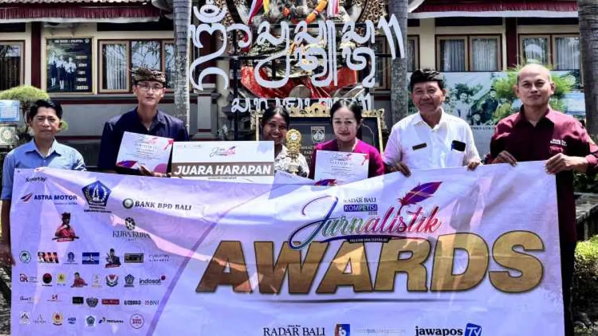 SERAHKAN PENGHARGAAN : &nbsp;Pemimpin Redaksi Jawa Pos Radar Bali, Djoko Heru Setyawan (paling kanan) menyerahkan penghargaan juara harapan di SMKN 1 Amlapura.&nbsp;(zulfika rahman)