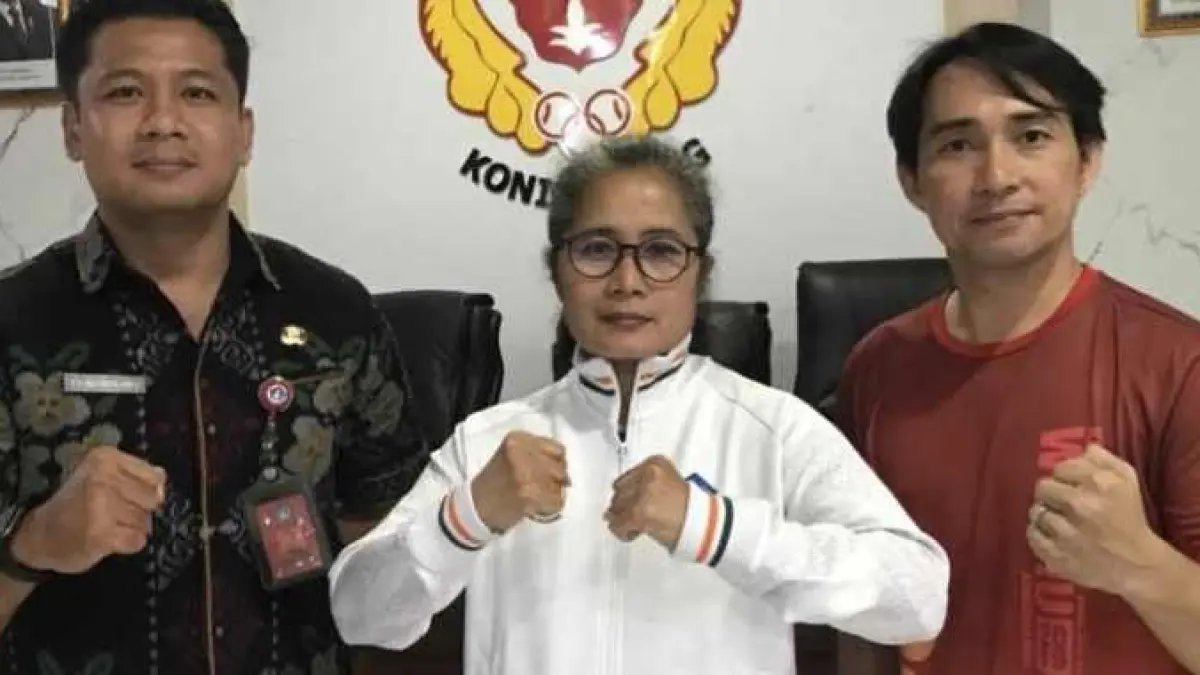 SIAP UNJUK KEBOLEHAN : Ketua Pengkab WI Badung, Elia Damaris Kristiani (tengah), didampingi Sekretaris AA Ngurah Partha Ardy Laksana (kiri) dan Pelatih Teguh Hery Susanto. (ist)