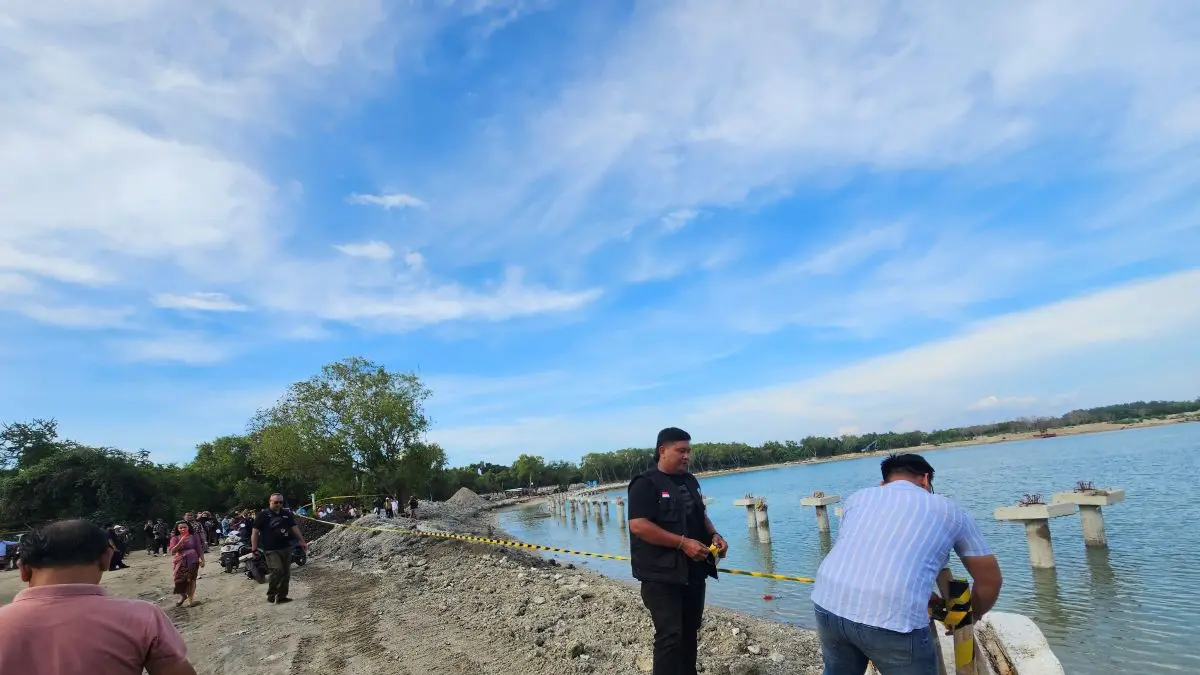 TUTUP SEMENTARA: Pansus TRAP dan Satpol PP Bali pasang Pol PP line di proyek BTID, Kamis (23/4/2026 ). (NI KADEK NOVI FEBRIANI/radarbali.id)