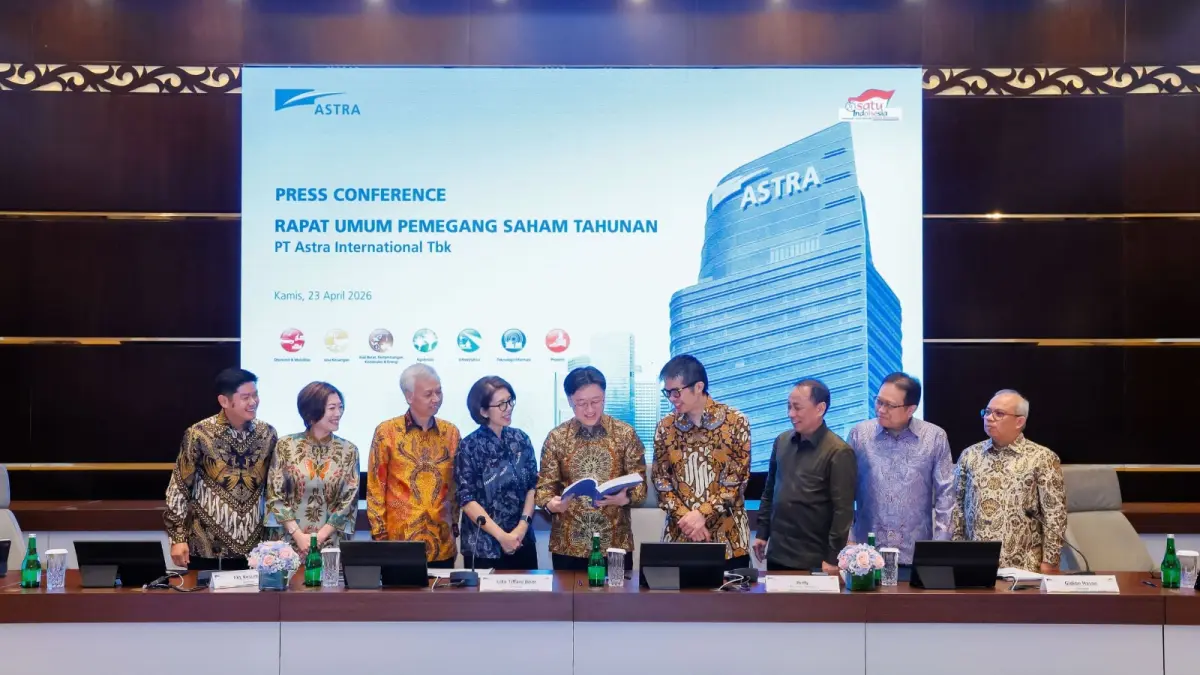 DIREKSI ASTRA: Presiden Direktur Astra Rudy (tengah), Direktur Astra Gidion Hasan (keempat kanan), Direktur Astra Santosa (ketiga kanan), Direktur Astra Gita Tiffani Boer (keempat kiri), Direktur Astra FXL Kesuma (ketiga kiri), Direktur Astra Thomas Junaidi Alim. W (kedua kanan), Direktur Astra Hsu Hai Yeh (kedua kiri), Direktur Astra Siswadi (kanan), serta Direktur Astra Djap Tet Fa (kiri), saat Press Conference Rapat Umum Pemegang Saham Tahunan (RUPST) PT Astra International Tbk 2026 pada Kamis (23/4/2026).