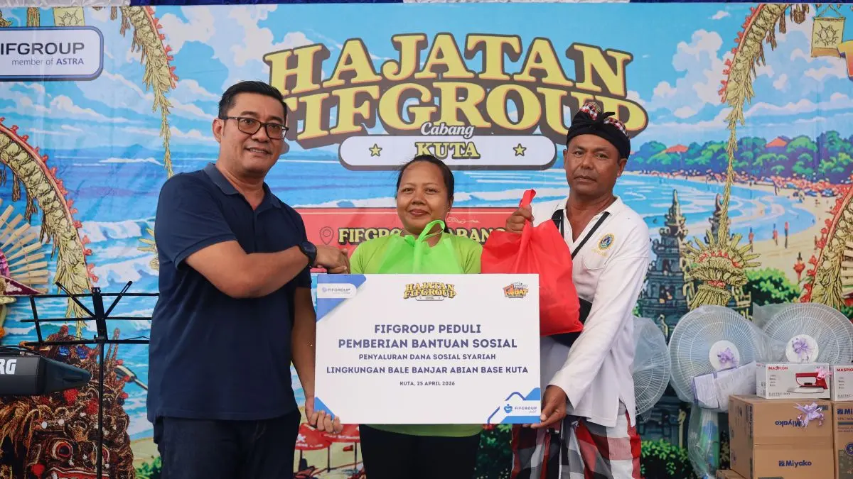 AKSI SOSIAL: Kepala Cabang FIFGROUP Kuta, Rinto Friadi, I Made Aria Kusuma saat menyerahkan bantuan sosial di Kantor FIFGROUP Cabang Kuta, Jalan Raya Kuta, Kabupaten Badung, Bali, Sabtu 25 April 2026. (istimewa/radarbali.id)