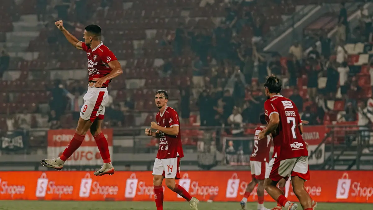 Boris Kopitovic merayakan gol ketiga Bali United ke gawang Malut United. Setelah absen dalam laga melawan Persita, striker Montenegro itu akan turun meladeni PSM Makassar di Stadion Dipta pada Senin (27/4). 
