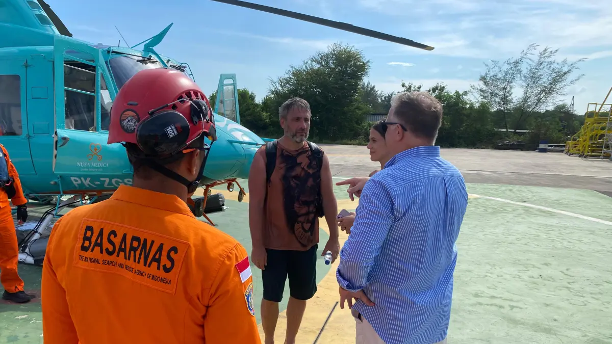 EVAKUASI: Tim SAR gabungan mengevakuasi dua WNA asal Rusia yang terjebak di bawah tebing Pantai Cemongkak, Desa Pecatu, Kuta Selatan, Badung, Kamis (23/4/2026 menggunakan helikopter dengan sistem hoisting. (ist/radarbali.id)