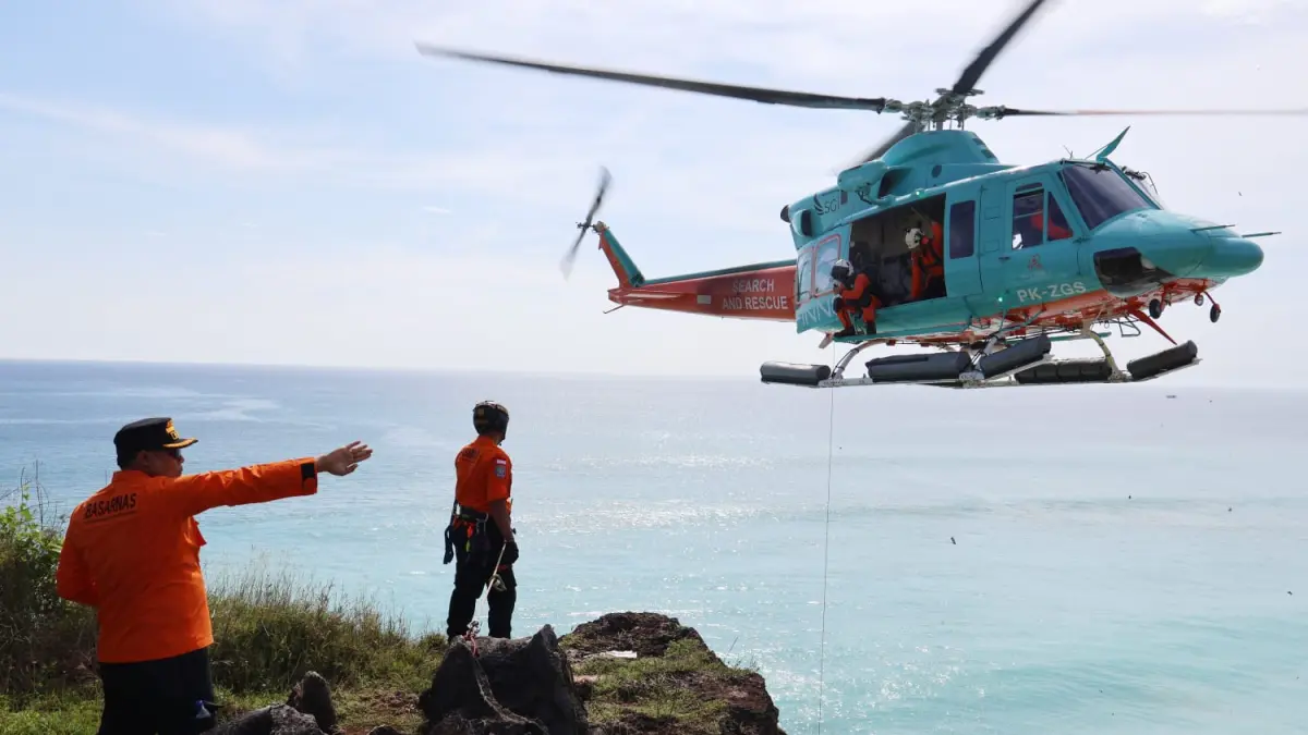 Proses evakuasi WNA Rusia yang terjebak di dasar tebing kawasan Pecatu dengan helikopter tim SAR