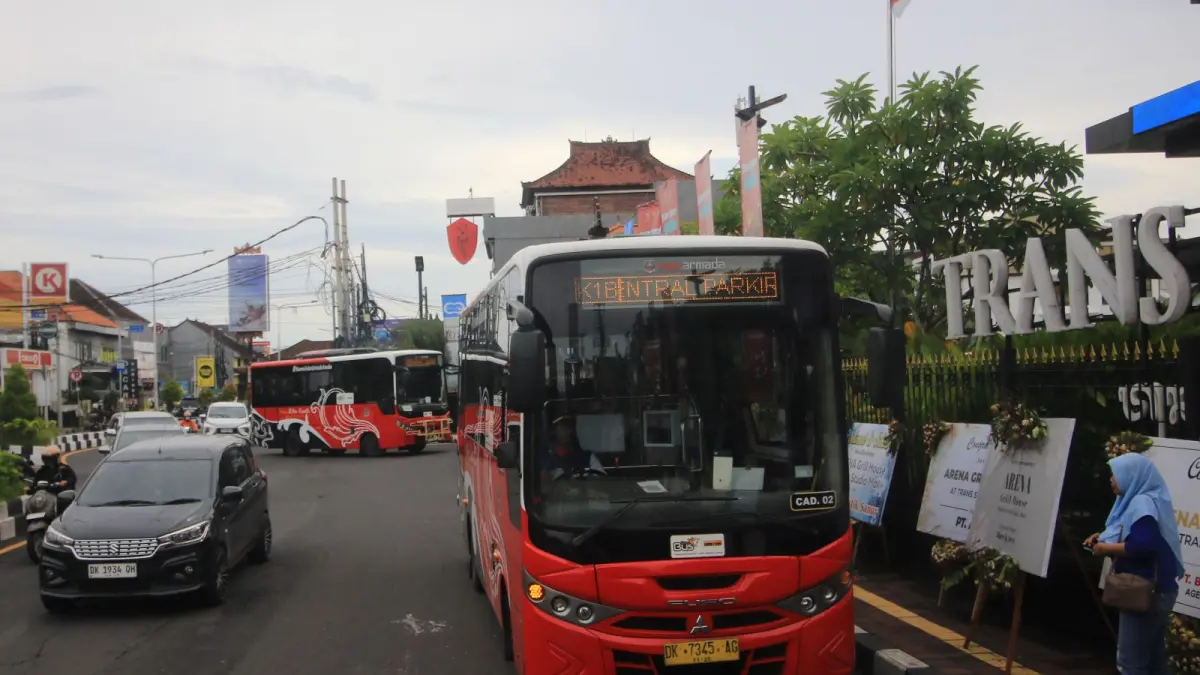 SEMAKIN DIMINATI: Bus Trans Metro Dewata (TMD) ternyata semakin diminati sebagai angkutan publik di Bali. (MIFTAHUDDIN HALIM/radarbali.id)