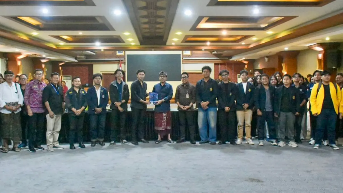 Wali Kota Denpasar IGN Jaya Negara dan Wawali I Kadek Agus Arya Wibawa saat menerima aspirasi BEM Perguruan Tinggi se-Kota Denpasar di Graha Sewakadarma Kota Denpasar, Jumat (24/4/2026).