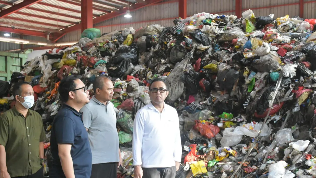 Wali Kota Denpasar I Gusti Ngurah Jaya Negara didampingi Kadis DLHK Kota Denpasar, Ida Bagus Putra Wirabawa serta Camat Denpasar Selatan, Ida Bagus Made Purwanasara saat meninjau langsung proses instalasi dan pengolahan sampah di TPST Tahura 1 Denpasar, Sabtu (25/4/2026).&nbsp;