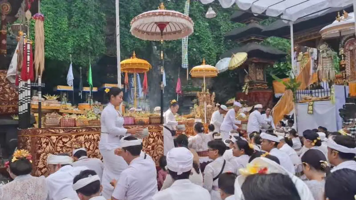 ilustrasi persembahyangan di Pura Goa Lawah