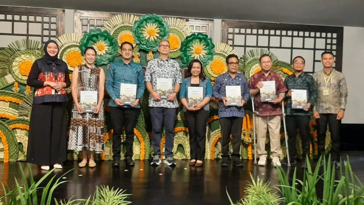 Ranitya Nurlita Koordinator program LESTARI (paling kiri) foto bersama konsorsium pemberdayaan UMKM bagi kalangan perempuan dan disabilitas. (M.RIDWAN/radarbali.id)