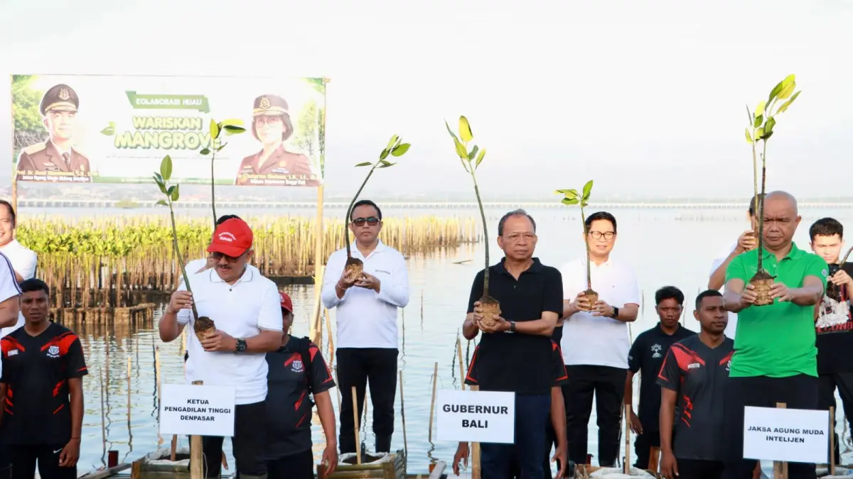 Wali Kota Denpasar IGN Jaya Negara bersama Kajati Bali Dr. Chatarina Muliana, Gubernur Bali Wayan Koster dan Bupati Badung I Wayan Adi Arnawa saat aksi penanaman mangrove dan pelepasan burung di kawasan Taman Hutan Raya Ngurah Rai, Sabtu (25/4/2026).