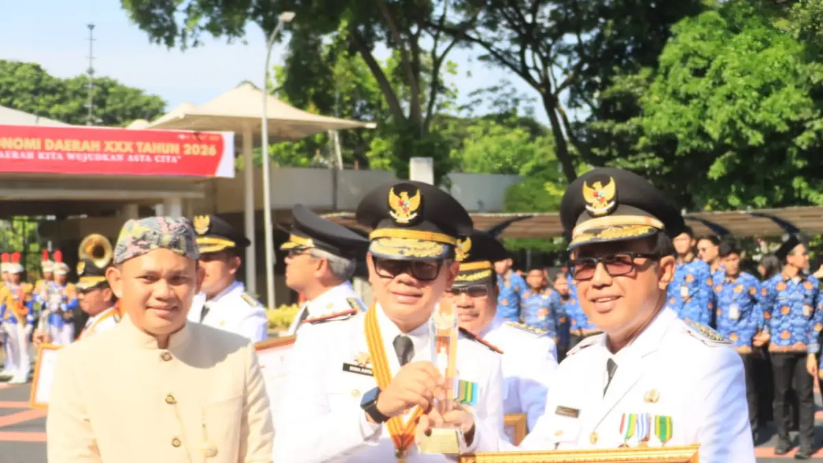 Wali Kota Denpasar I Gusti Ngurah Jaya Negara saat menerima penghargaan yang diserahkan Wamendagri Bima Arya Sugiarto didampingi Direktur Jenderal Otonomi Daerah Kemendagri, Cheka Virgowansyah, Senin (27/4) di Kantor Kementerian Dalam Negeri Republik Indonesia.