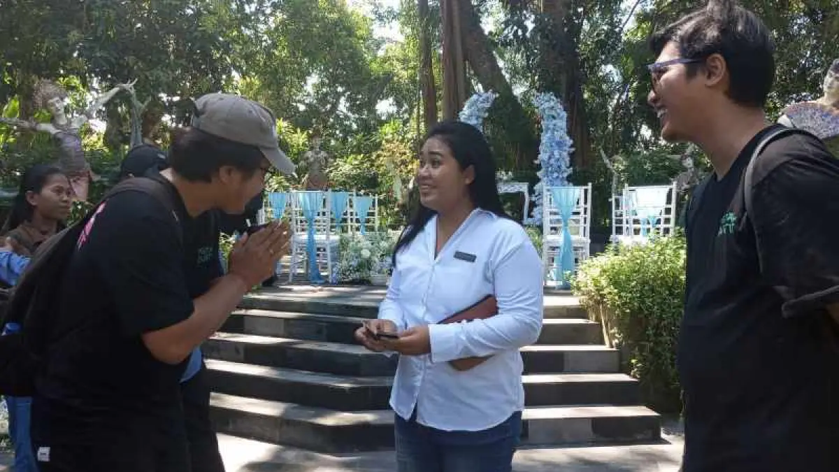 CARI SOLUSI JITU : &nbsp;Sales manager Swan Paradise, Ni Kadek Karina,&nbsp;bersama komunitas EO di Gianyar melihat venue wedding out door. (IB Indra Prasetia)