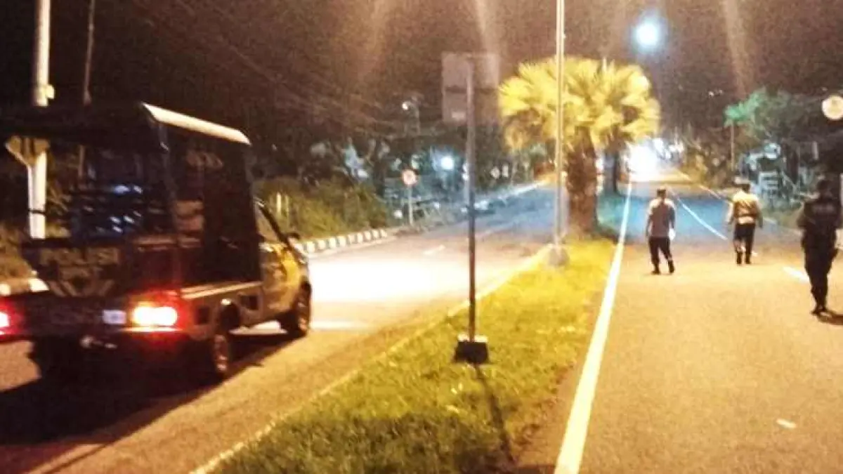 CEGAT PELAKU TREK-TREKAN : Anggota kepolisian saat membubarkan aktivitas balap liar di jalur sebelas. (ist)