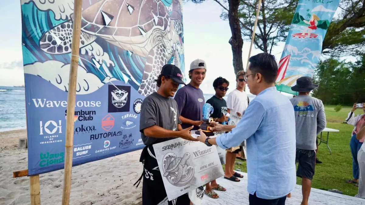 Kepala Departemen Komunikasi KEK Kura Kura Bali, Zefri Alfaruqy saat menyerahkan dukungan BTID Kura-Kura Bali pada even Serangan Board Riders Challenge. 