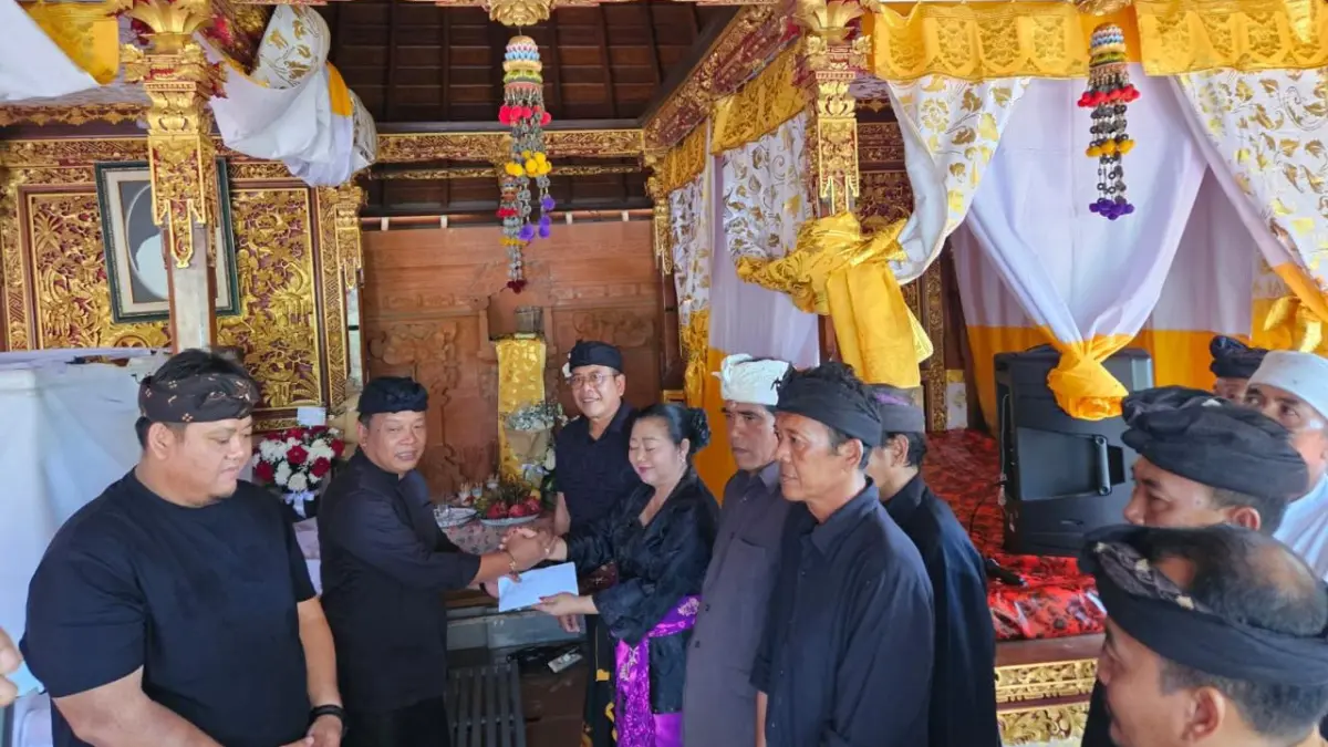 Rombongan Bupati Karangasem, I Gusti Putu Parwata beserta keluarga besar Gusti Made Tusan (GMT) saat melayat ke rumah duka Wakil Bupati Karangasem, Pandu Prapanca Lagosa di Banjar Pidpid, Desa Pidpid, Kecamatan Abang, Minggu (26/4).
