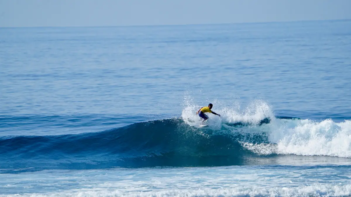 SERU: Salah satu aksi peselancar profesional di Serangan Board Riders Challenge. (ISTIMEWA/radarbali.id)