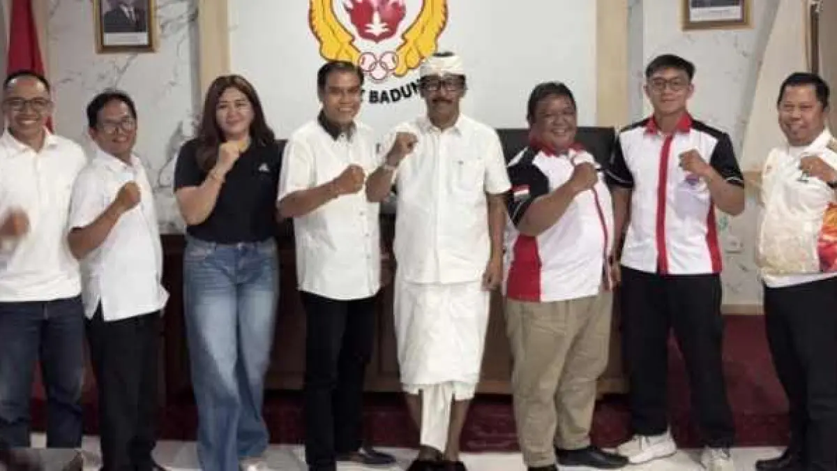 SIAPKAN PASUKAN MUDA : Ketua Pengkab KBI Badung Kalvataru Mono Wijaya (empat dari kanan) berfoto bersama Ketua Umum KONI Badung I Made Sutama (tengah, mengenakan pakaian adat) serta jajaran pengurus. (ist)