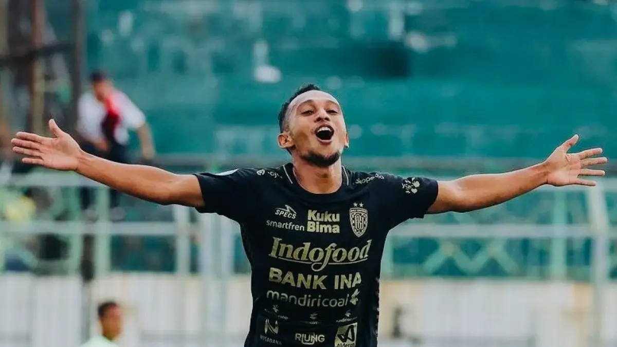 Winger Bali United Irfan Jaya merayakan gol keduanya setelah sembuh dari cedera lutut. Pemain asal Bantaeng ini sebelumnya mencetak gol krusial ke gawang PSIM Jogja pada 23 Februari 2026. 