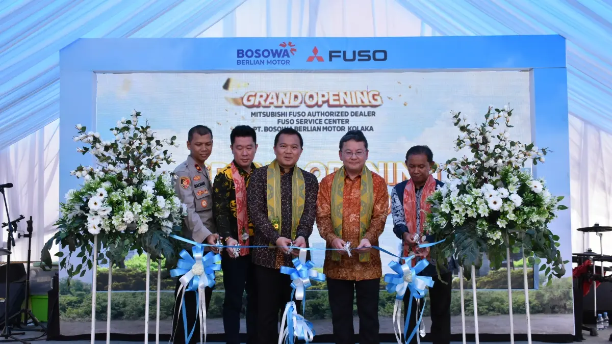 Dari kiri, Mochamad Salman – Wakapolres Kolaka, Anton Wijaya – Chief Executive PT Bosowa Berlian Motor, Subhan Aksa – Presiden Direktur PT Bosowa Berlian Motor, Mr. Daisuke Okamoto – President Director PT Krama Yudha Tiga Berlian Motors,Aji Jaya – Sales & Marketing Director PT Krama Yudha Tiga Berlian Motors.