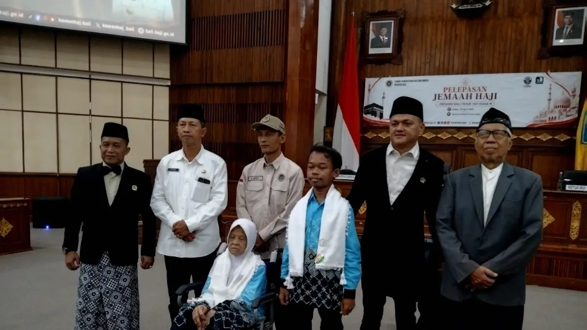 MANTAPKAN NIAT: Kepala Kantor Wilayah Kementerian Haji dan Umrah Provinsi Bali, H. Mahmudi, S.Ag., MA (paling kiri), Ketua MUI Bali, KH Mahrusun Hadiyono (paling kanan) dan perwakilan jamaah haji di gedung Wiswasabha Utama kantor Gubernuran Bali, Sabtu 25 April 2026.