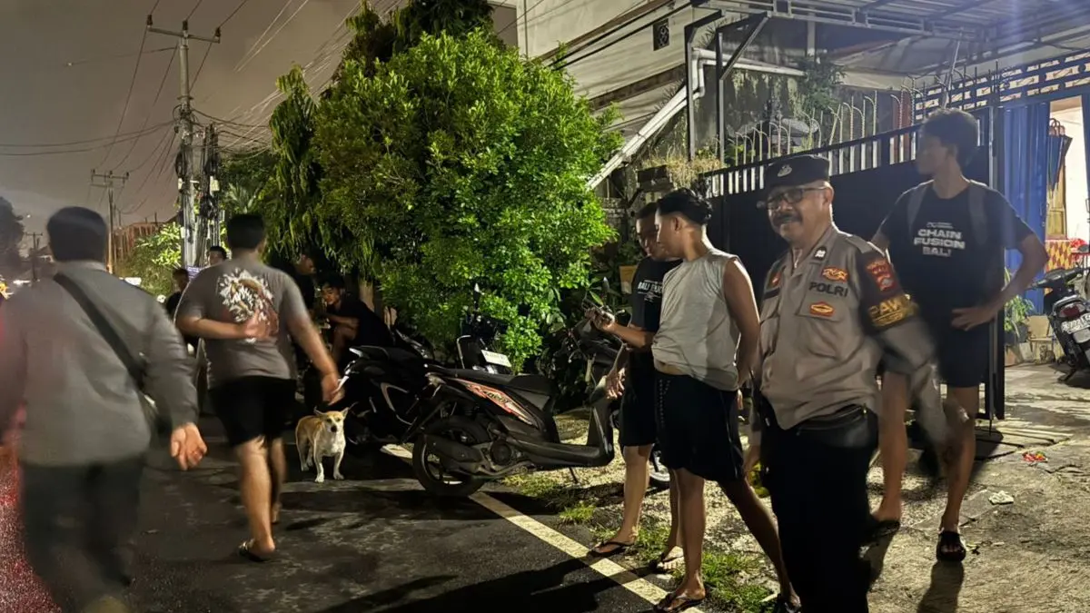 BIKIN GEGER: Kembang api memicu ledakan dan sempat menggegerkan warga di Jalan Sari Dana II No. 9, Banjar Uma Sari, Desa Ubung Kaja, Denpasar Utara, Minggu (26/4/2026) . (ADRIAN SUWANTO/radarbali.id)