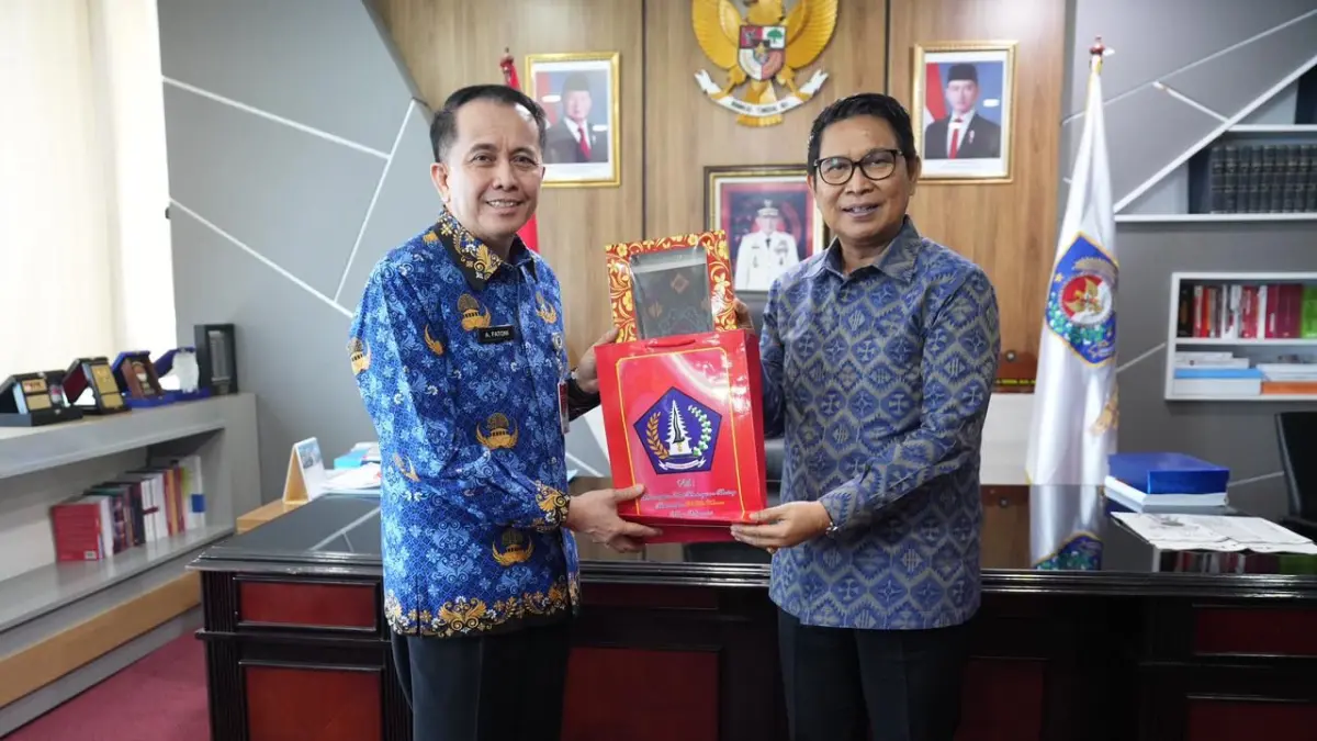 Bupati Badung I Wayan Adi Arnawa  (kanan) saat koordinasi teknis ke Dirjen Bina Keuangan Daerah Kementerian Dalam Negeri Republik Indonesia di Kantor Ditjen Bina Keuangan Daerah Kemendagri, Jakarta, Senin (27/4).