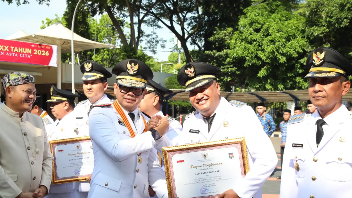 Bupati Gianyar Made Mahayastra (dua dari kanan) menerima penghargaan yang diserahkan oleh Wamen Dalam Negeri, Bima Arya saat Upacara Peringatan Hari Otda Ke 30 di Plaza Kemendagri jalan Medan Merdeka Jakarta, Senin (27/4/2026).