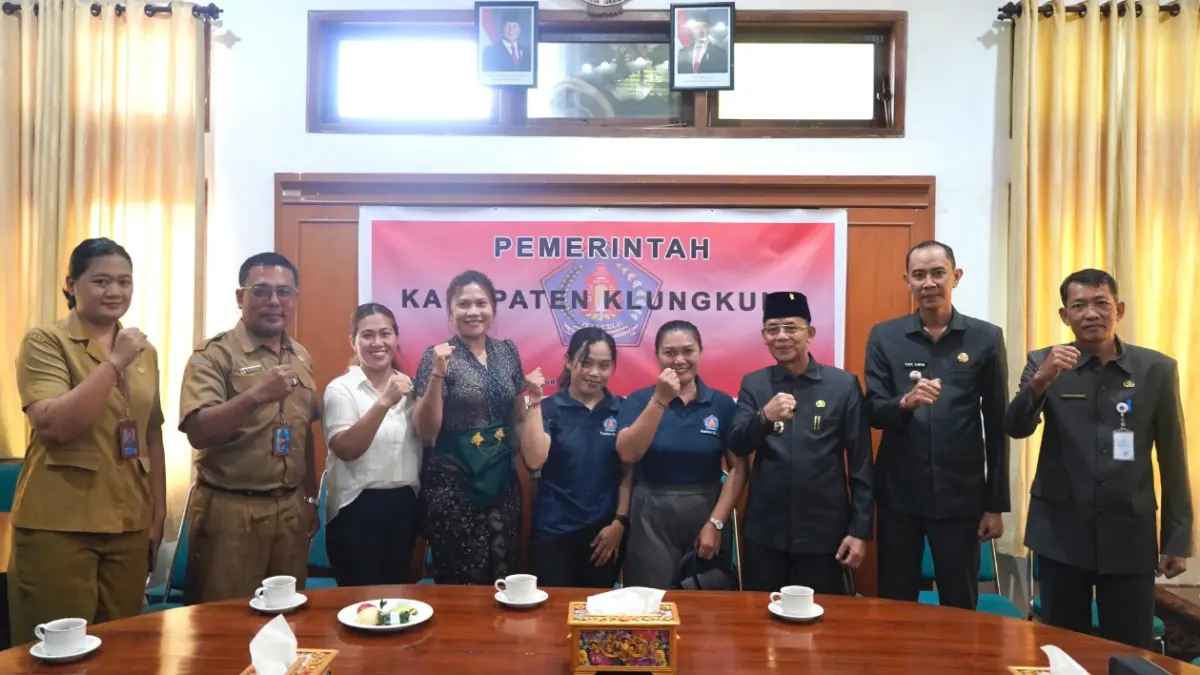 Bupati I Made Satria didampingi Wakil Bupati Klungkung, Tjokorda Gde Surya Putra memberikan semangat kepada dua warga yang akan berangkat ke luar negeri di ruang rapat Kantor Bupati Klungkung, Senin (27/4).