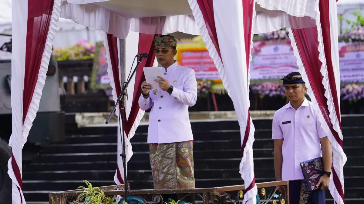 Bupati Klungkung I Made Satria saat memimpin Apel peringatan Hari Puputan Klungkung ke-118 sekaligus Hari Ulang Tahun (HUT) Kota Semarapura ke-34 di Alun-Alun Ida Dewa Agung Jambe, Bali, Selasa (28/4/2026). (Humas Pemkab Klungkung)