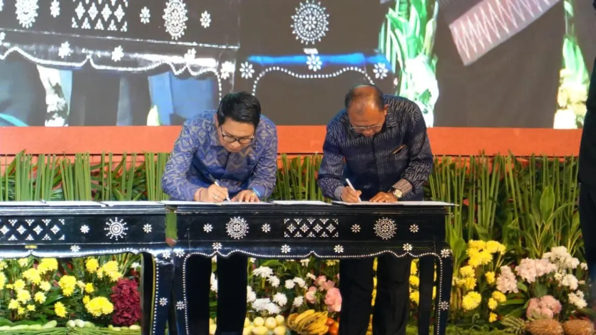 Bupati Wayan Adi Arnawa saat menandatangani Nota Kesepahaman di Kampus Poltek IMPAS Tangerang, Banten, Senin (27/4).