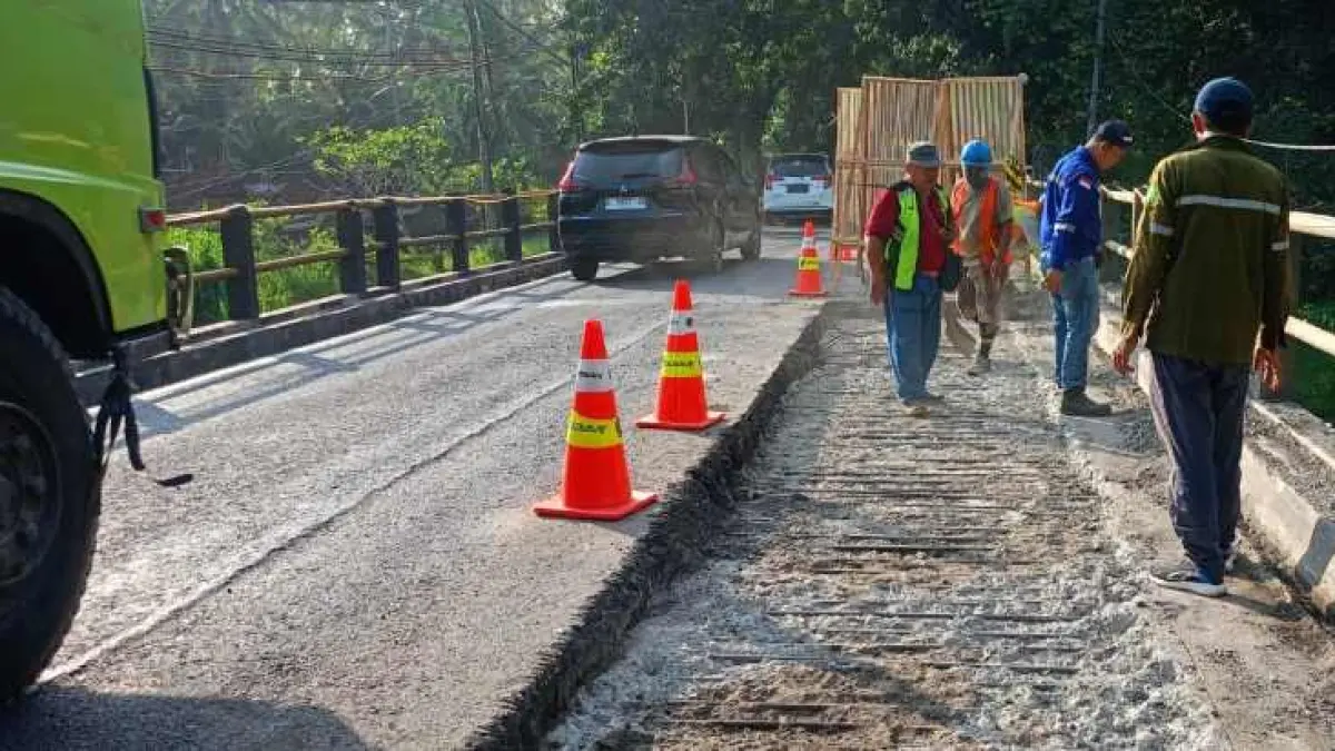 DALAM PERBAIKAN: Perbaikan Jembatan Tukad Sanghyang Gede di ruas jalan nasional Denpasar–Gilimanuk Kilometer 109, Desa Candikusuma, Kecamatan Melaya. (M.Basir/Radar Bali)