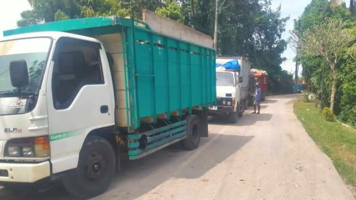 GEGARA BBM: Truk angkut sampahyang atre masuk ke TPA Mandung, karena alat berat yang tidak berfungsi akibat kekosongan BBM.&nbsp;(juliadi)